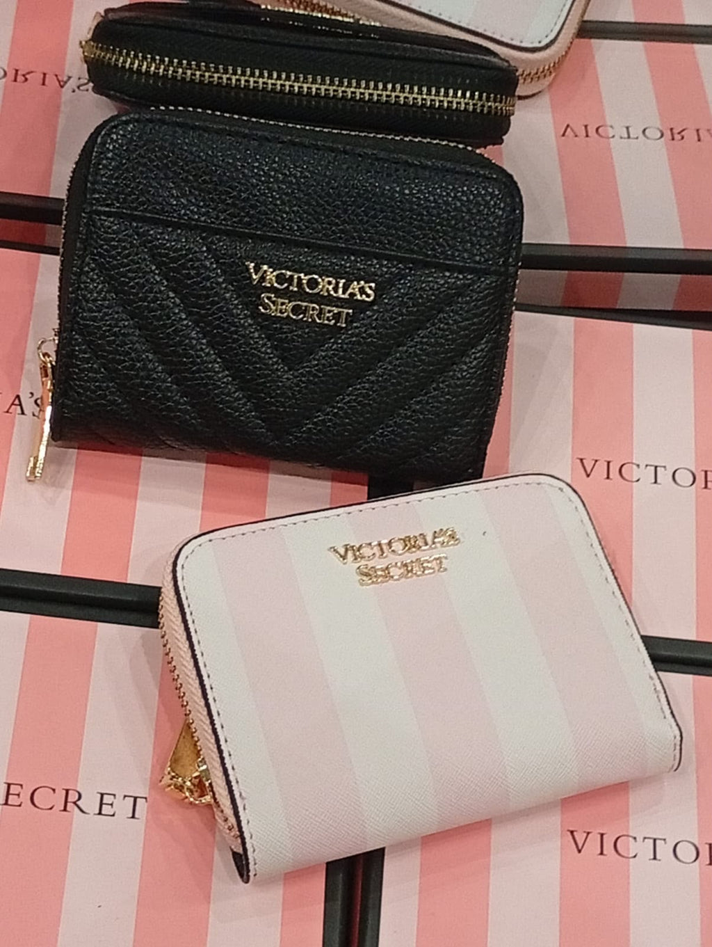 Pebbled Zip Card Wallet