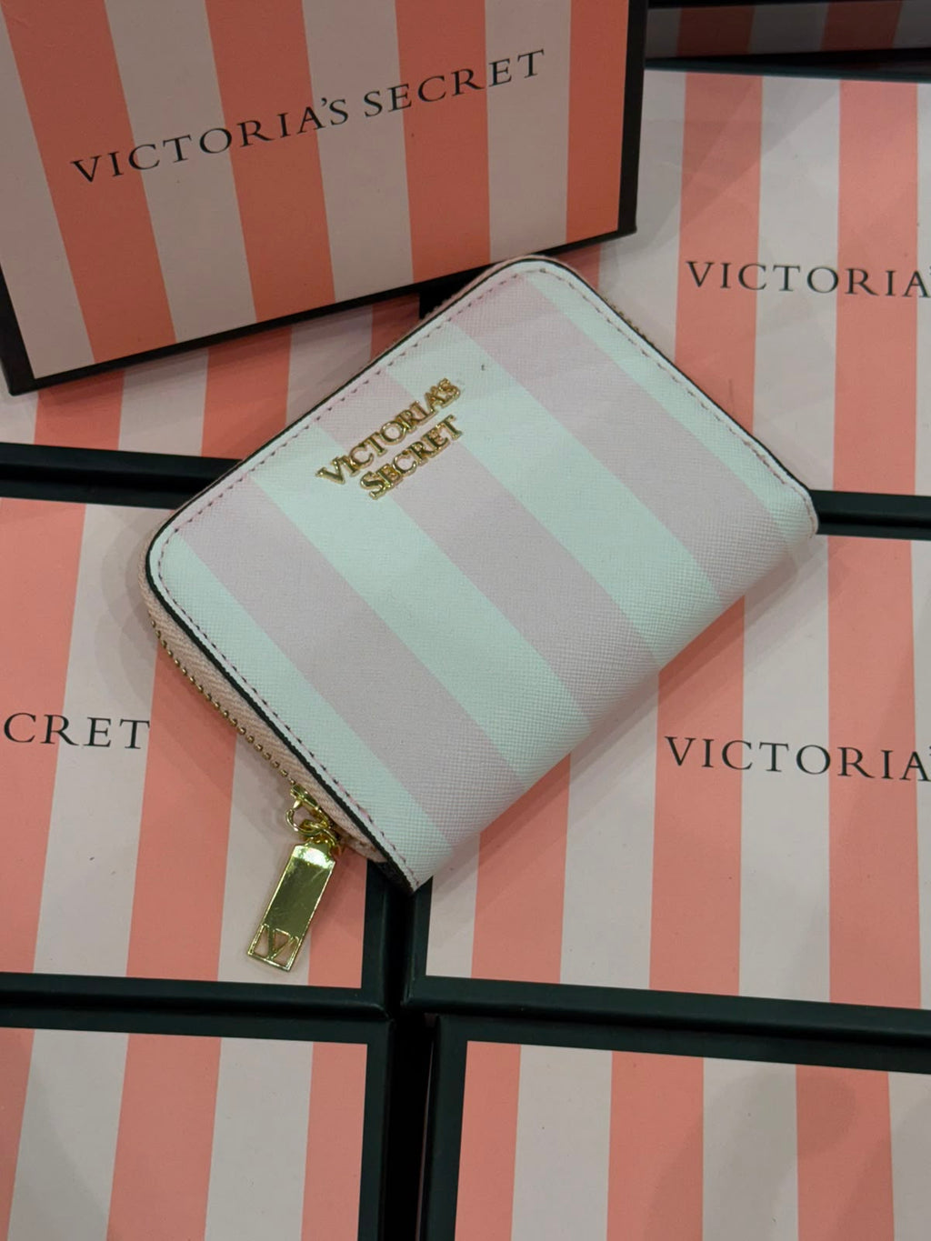 Pebbled Zip Card Wallet